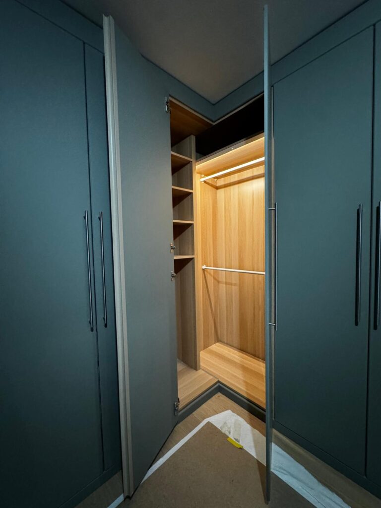 Dressing bleu pétrole, intérieur bois