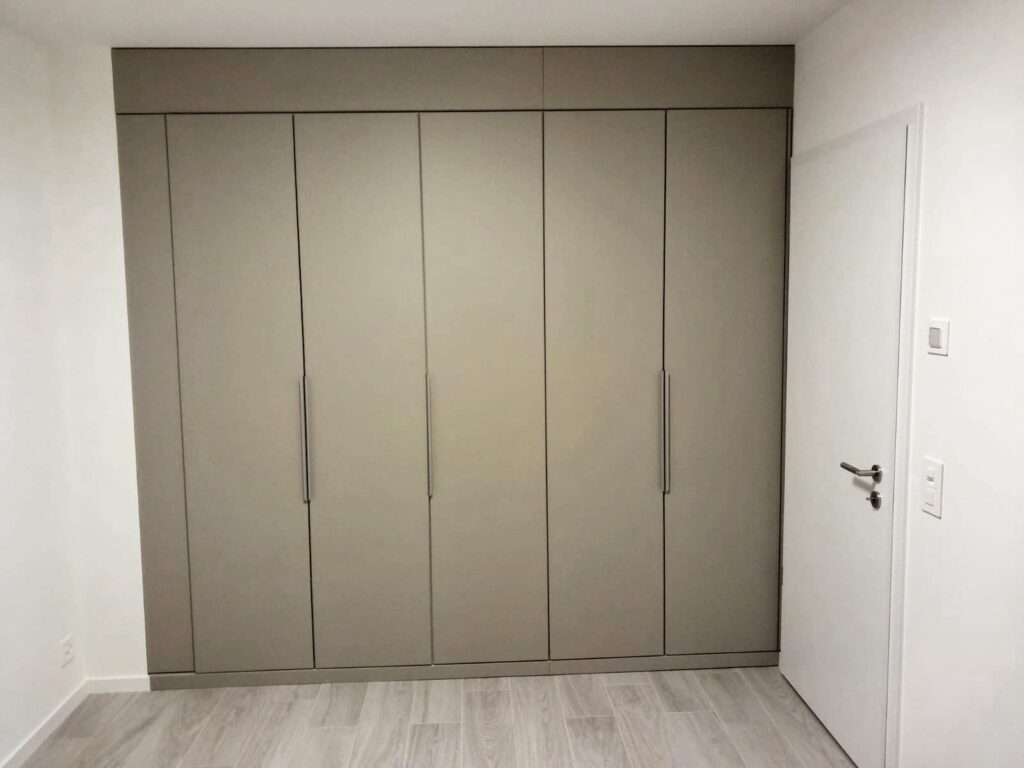 Raumhohe Einbauschränke, sandfarbene Fronten