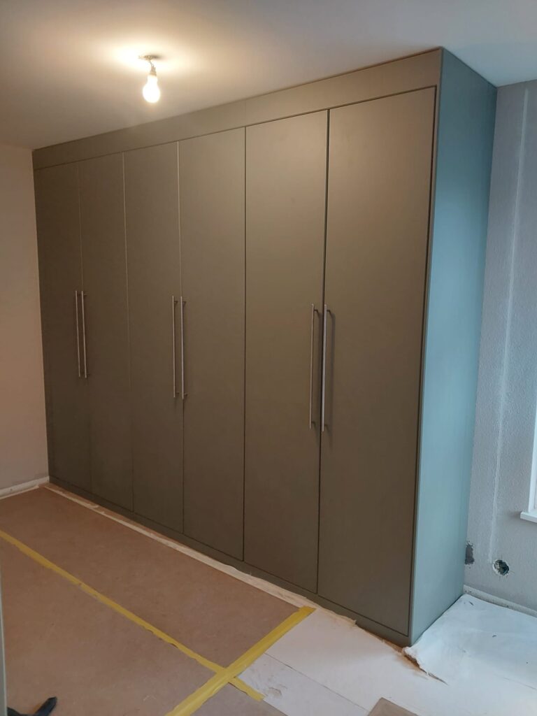 Armoires toute hauteur, finition taupe