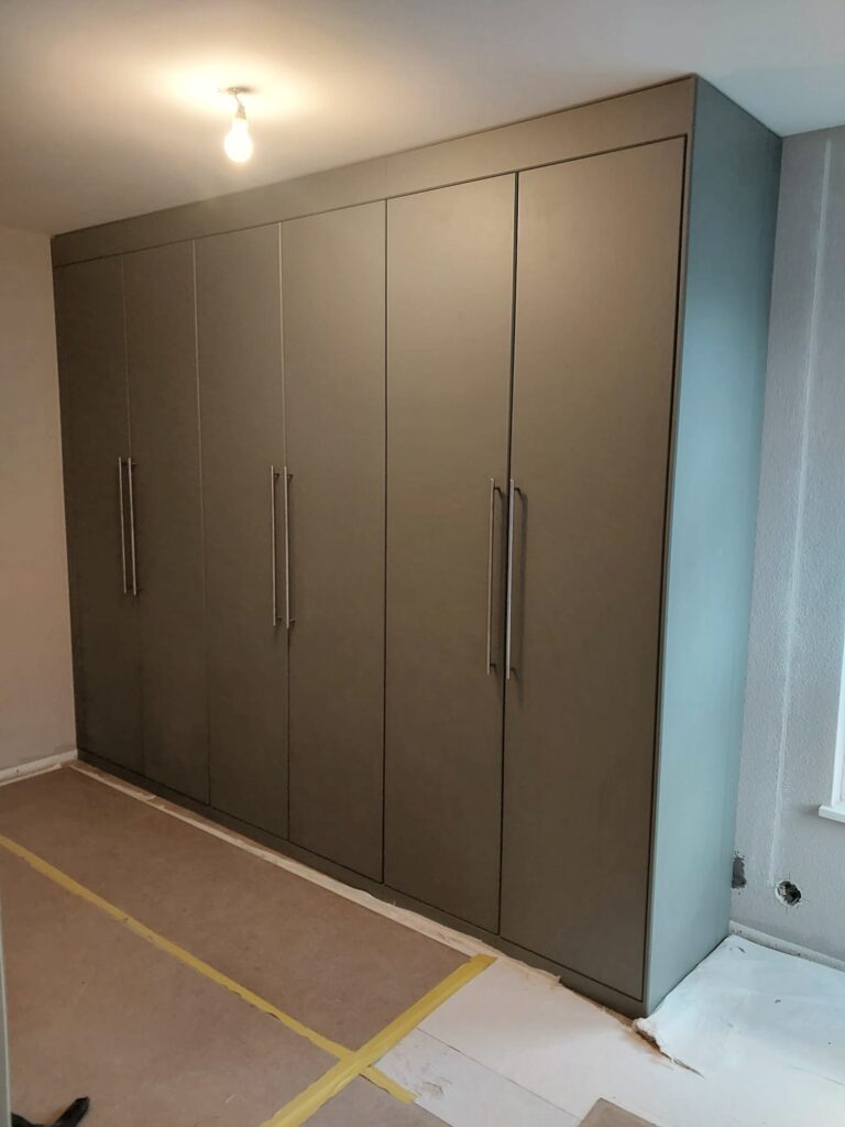 Raumhohe Schränke, Ausführung Taupe