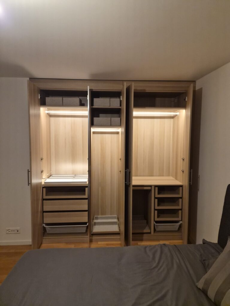 Intérieur de dressing éclairé, tiroirs et penderies