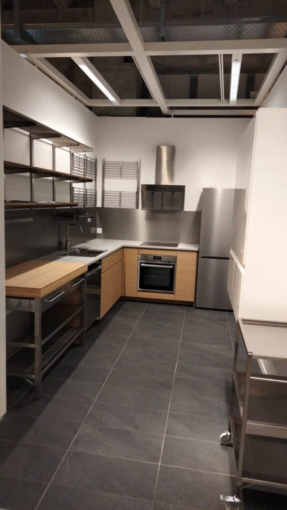Cuisine inox et bois, crédence acier