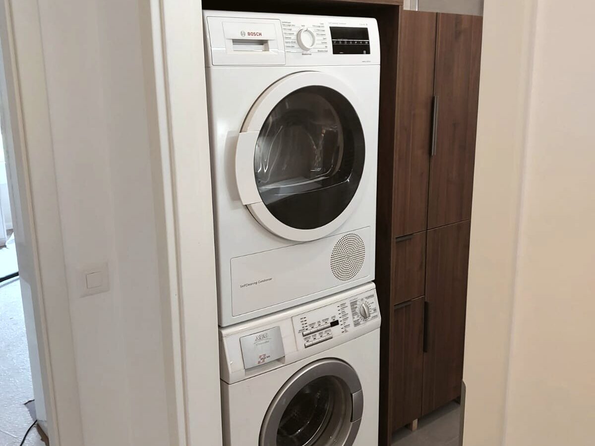 Colonne buanderie lave-linge et sèche-linge, réalisation Mobel Design à Genève