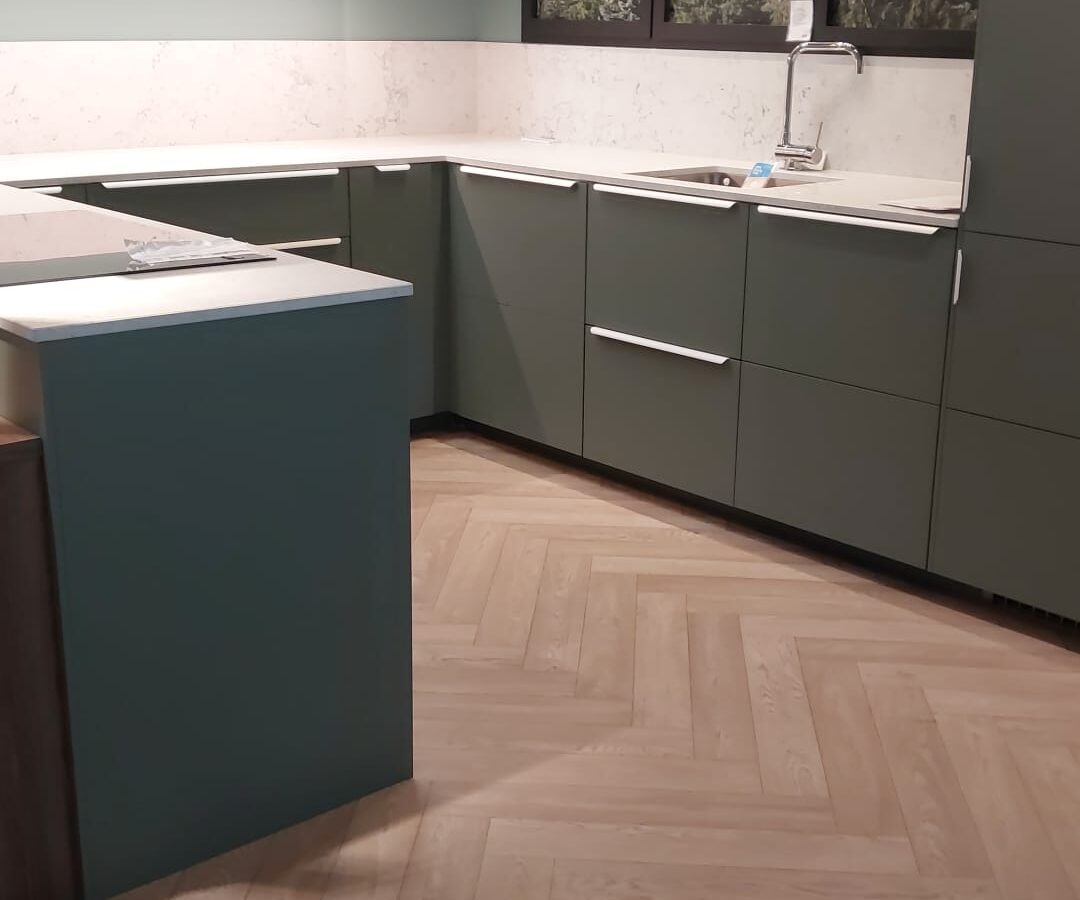 Cuisine vert-de-gris en L avec retour, réalisation Mobel Design à Genève