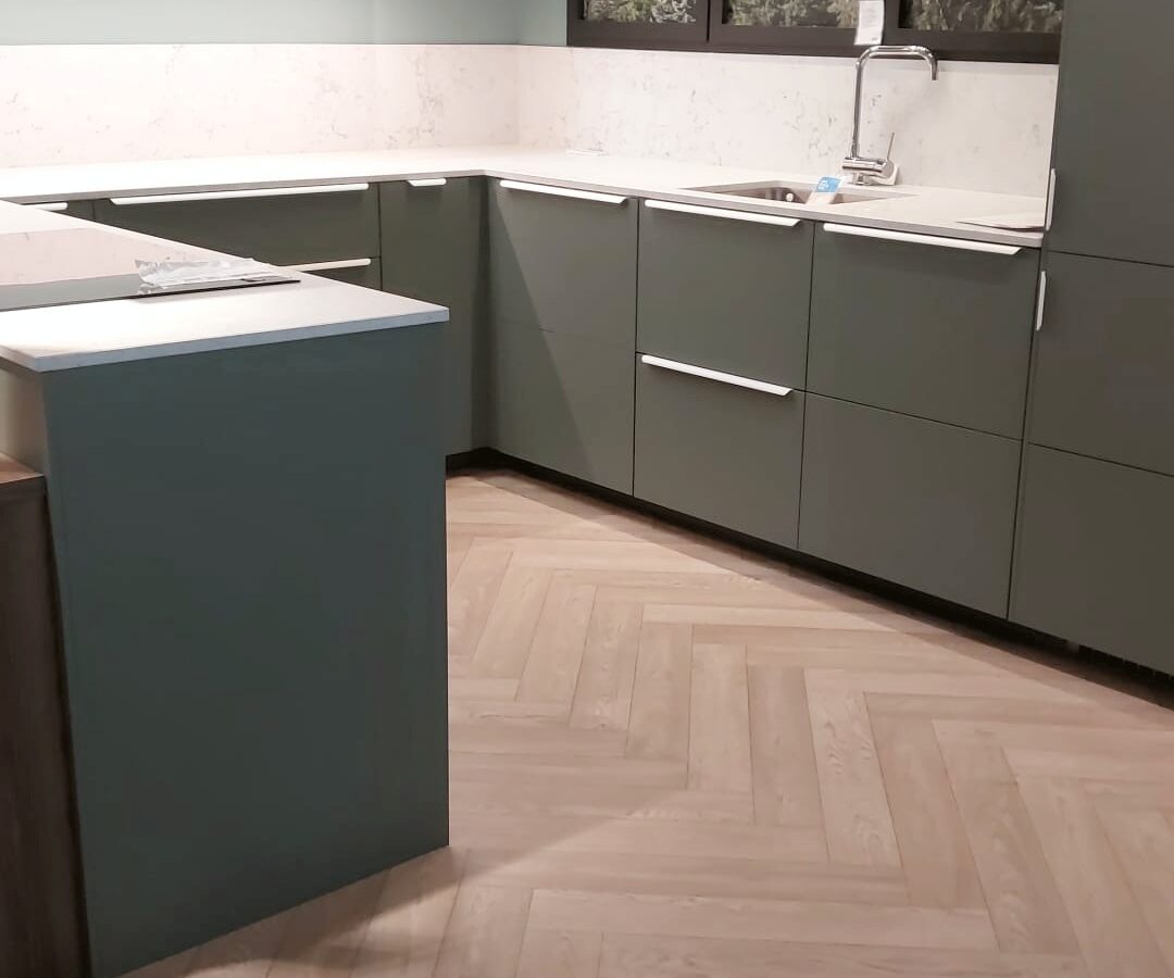 Cuisine vert-de-gris en L avec retour, réalisation Mobel Design à Genève