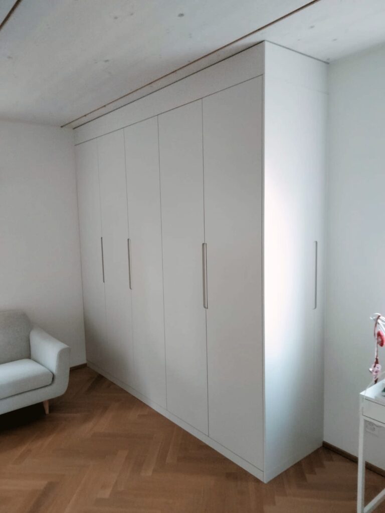 Weisse raumhohe Einbauschränke