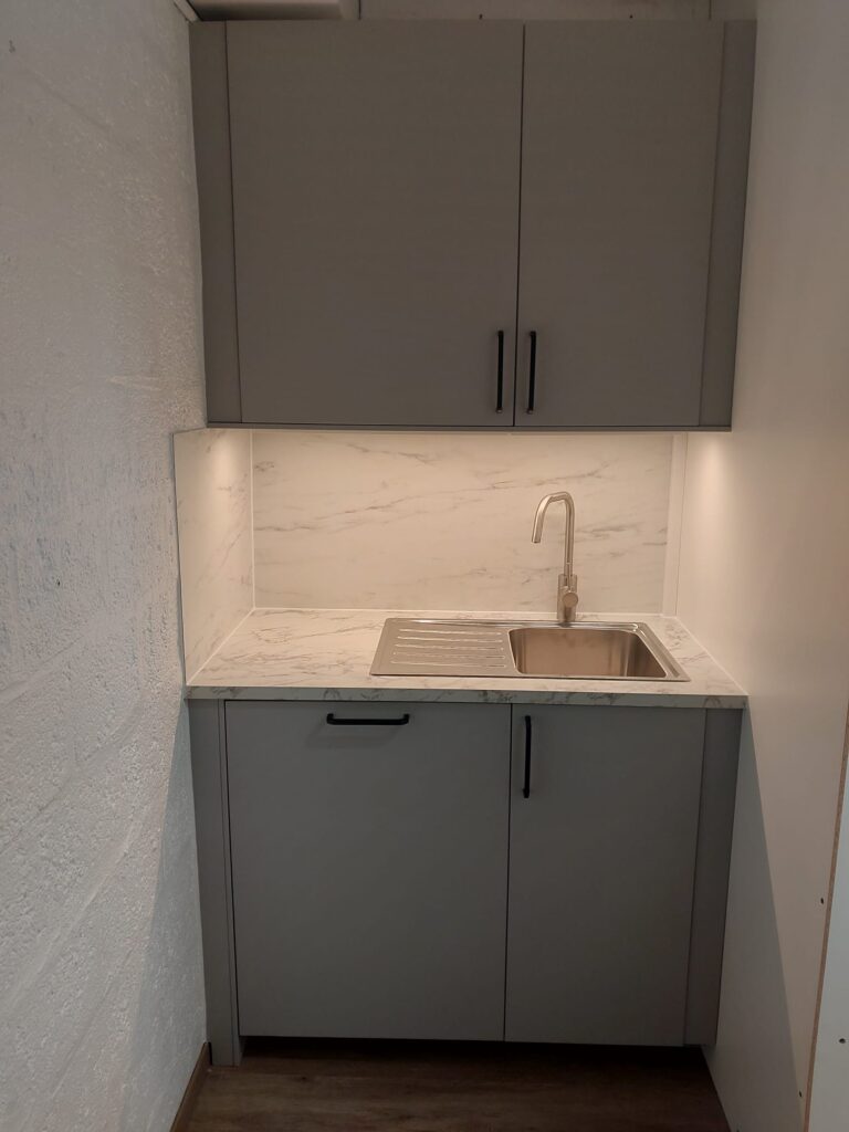 Cuisine anthracite, crédence effet marbre