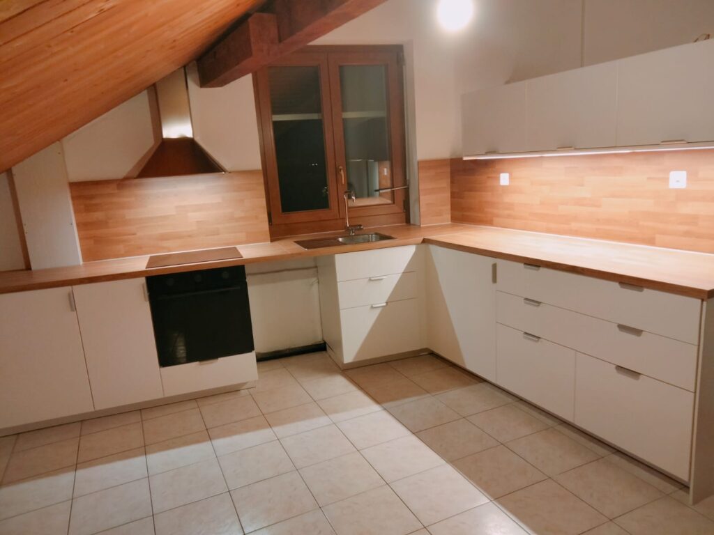 Cuisine sous combles, crédence bois