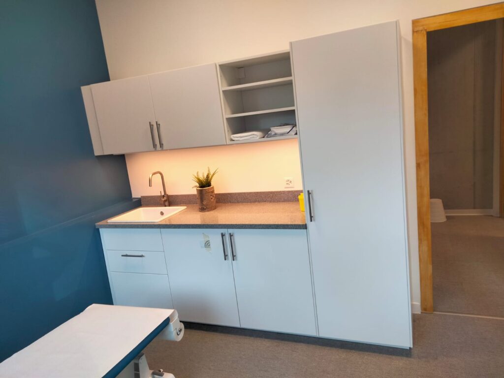 Cuisine blanche, plan bois et éclairage