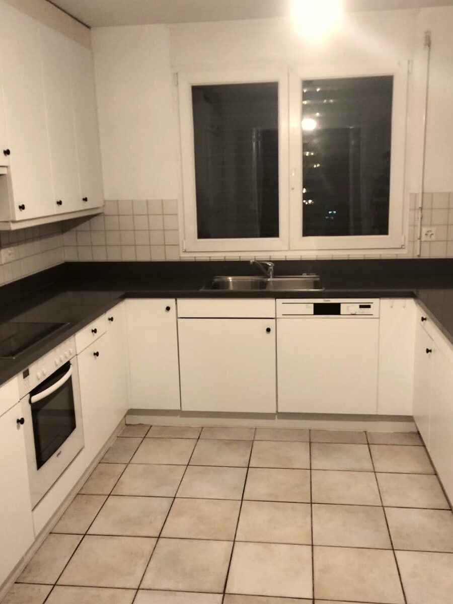 U-shaped kitchen, white fronts and black worktop