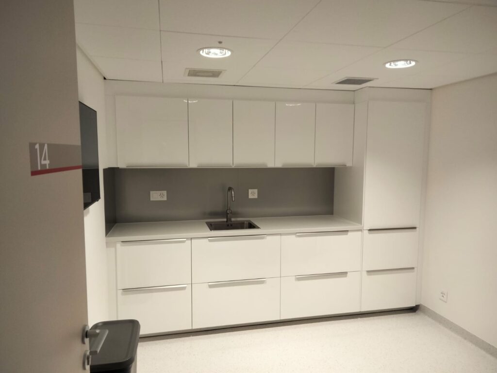 Kitchenette d&rsquo;entreprise, façades blanches