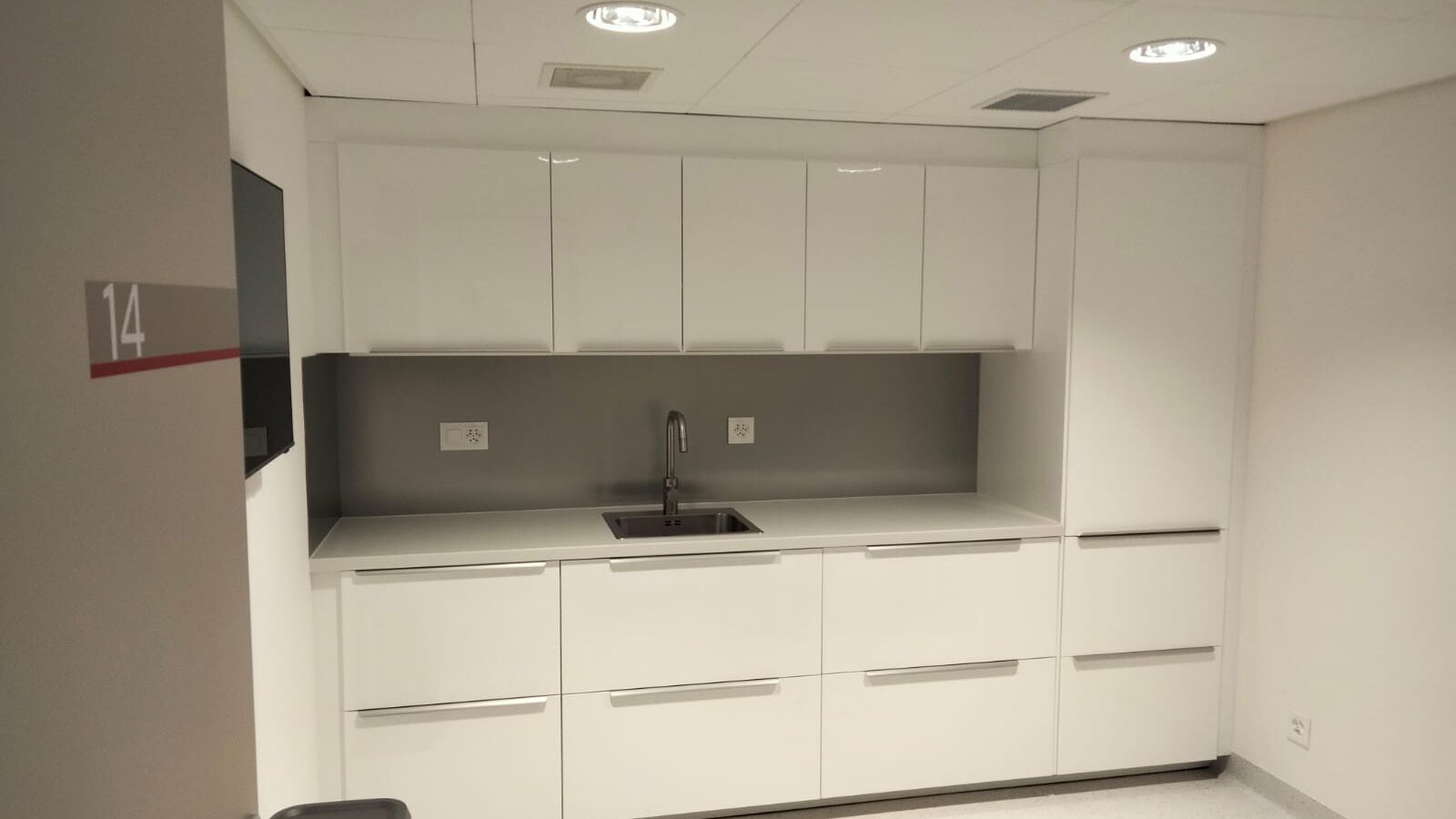 Kitchenette d'entreprise, façades blanches, réalisation Mobel Design à Genève