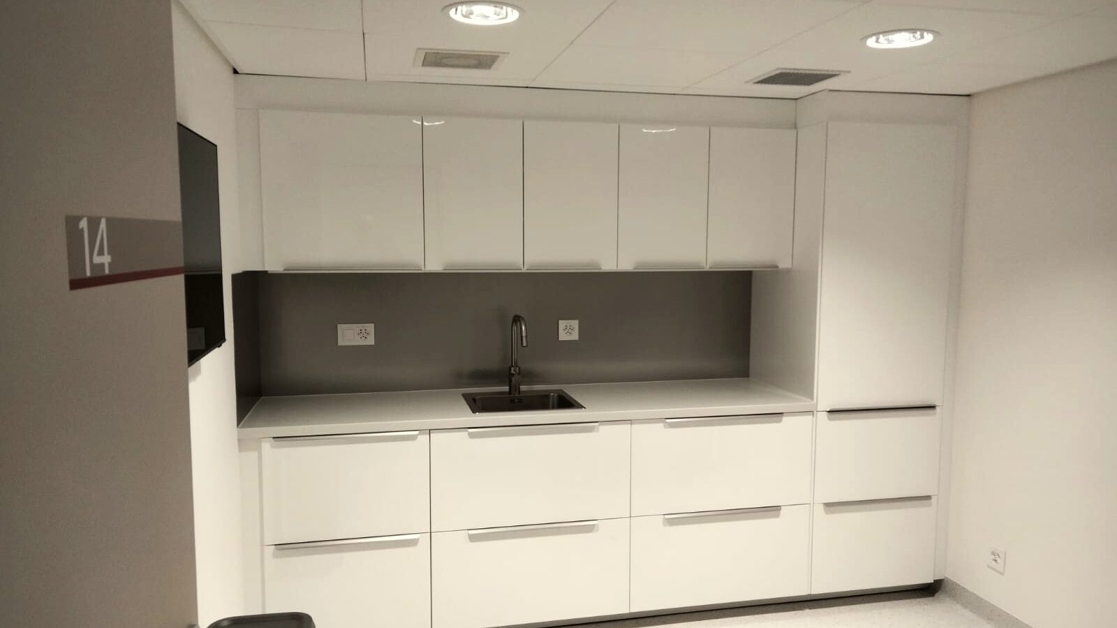 Kitchenette d'entreprise, façades blanches, réalisation Mobel Design à Genève