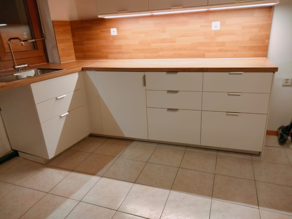 Cuisine en L, crédence bois