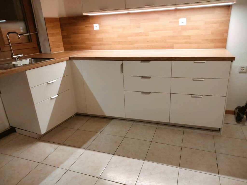 L-Küche, Rückwand in Holz