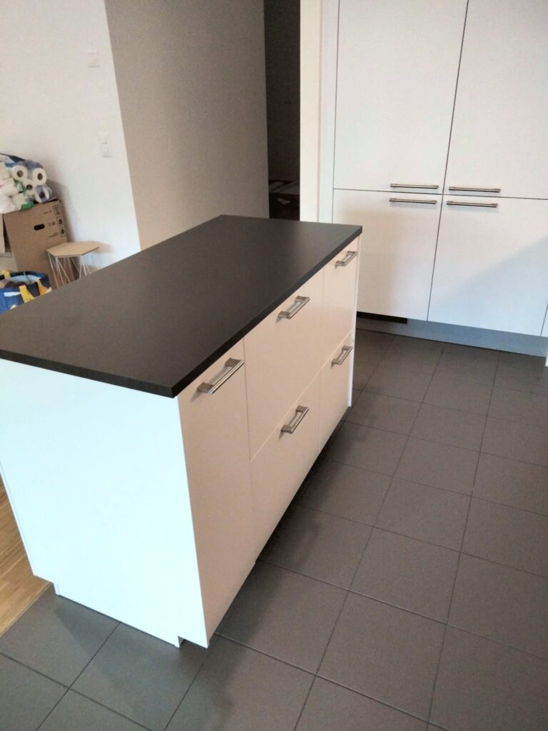Weisse Kochinsel, Arbeitsplatte in Anthrazit