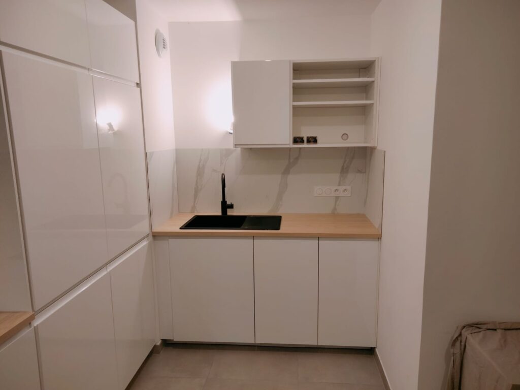 Kitchenette blanche, plan bois