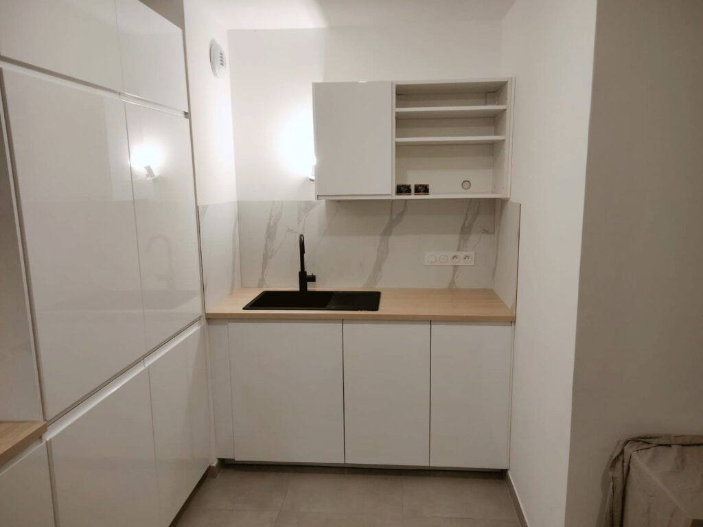 Weisse Kleinküche, Holzarbeitsplatte