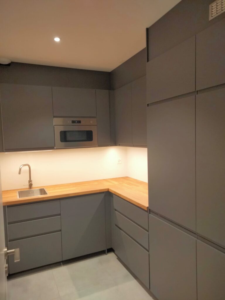 Cuisine grise, plan chêne et éclairage sous meubles